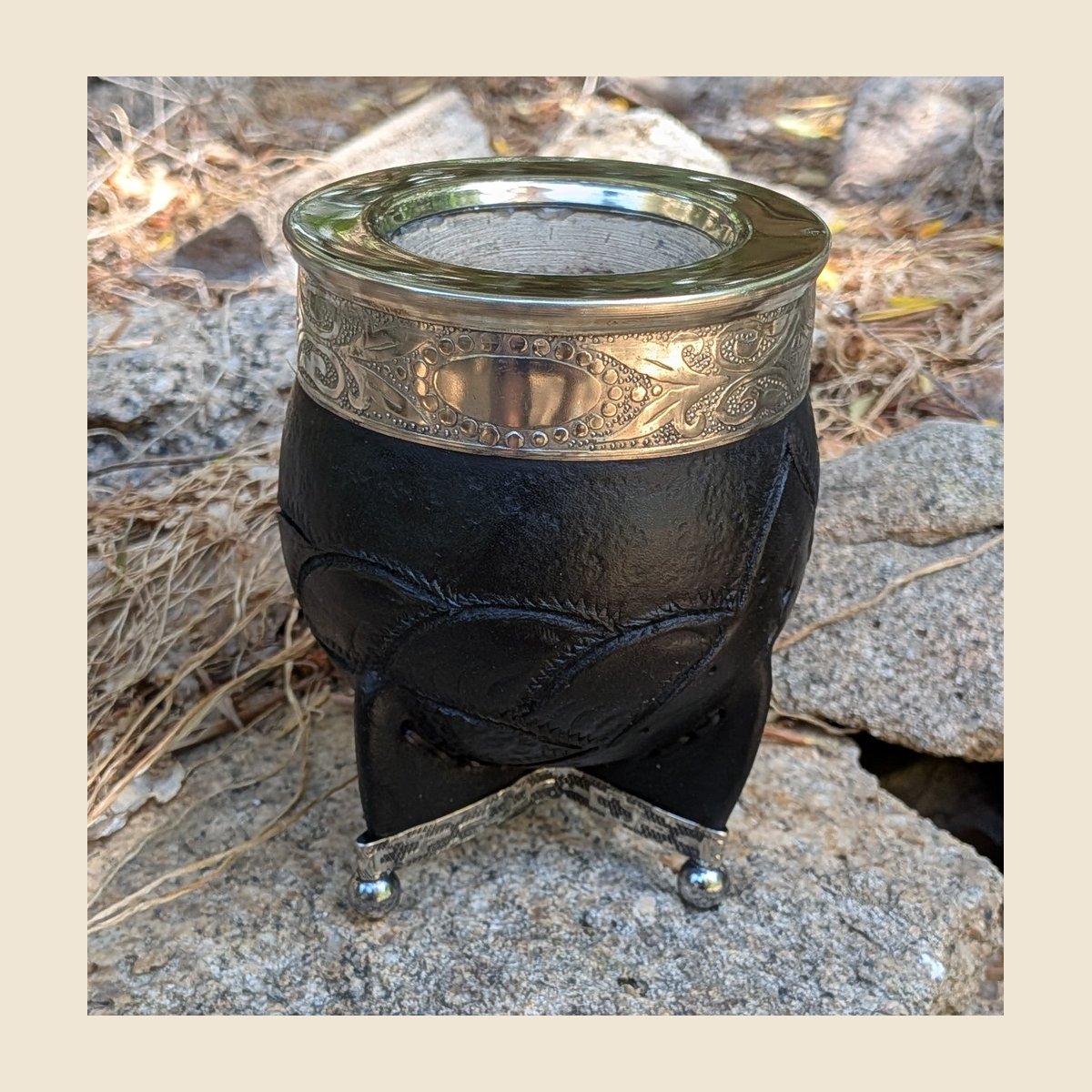 Mate Imperial de cuero repujado negro, virola de alpaca lisa