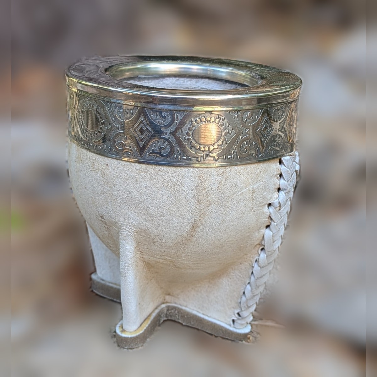 Mate Imperial de cuero crudo, virola de alpaca lisa cosida con tiento