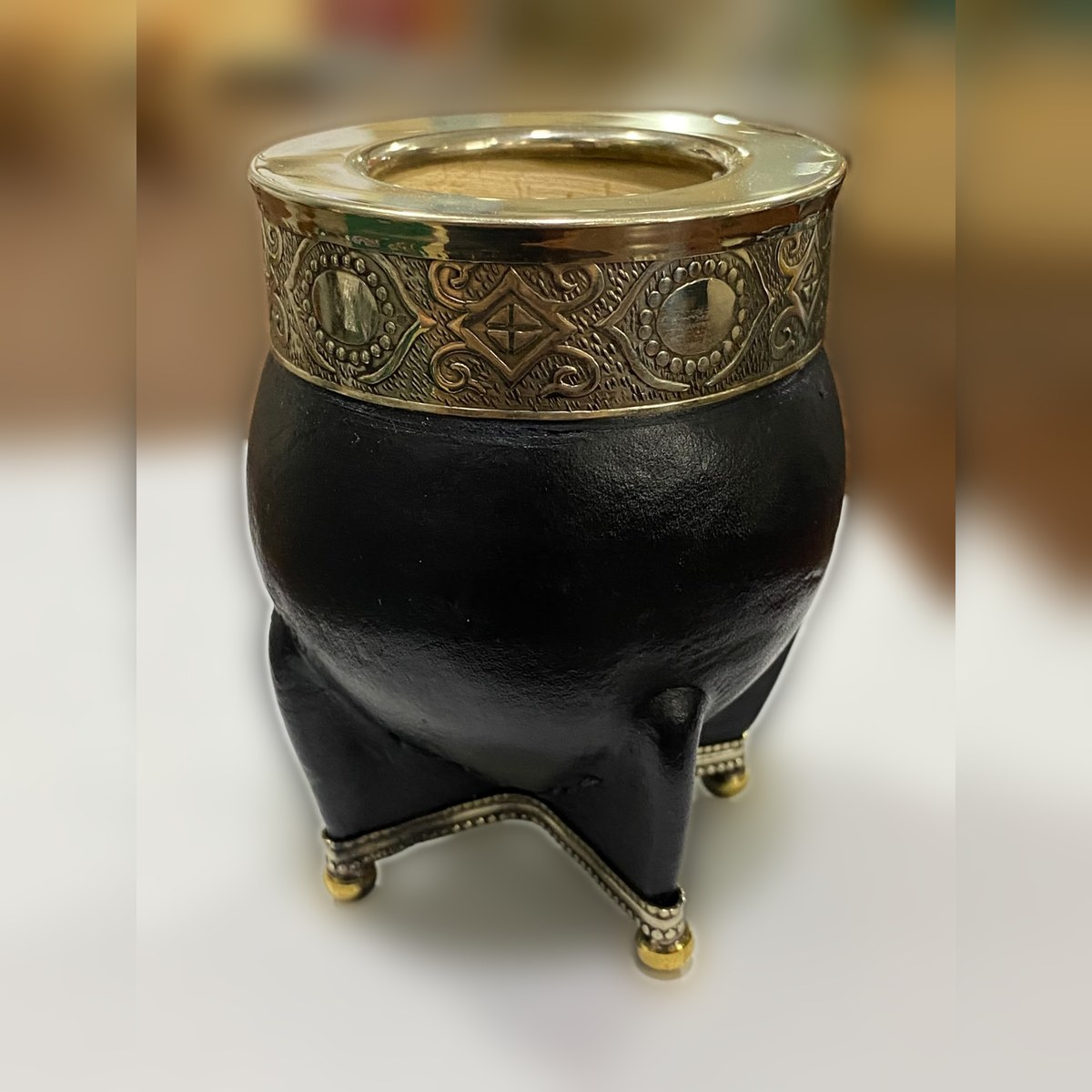 Mate Imperial de cuero liso, virola de alpaca con base de bolitas de bronce