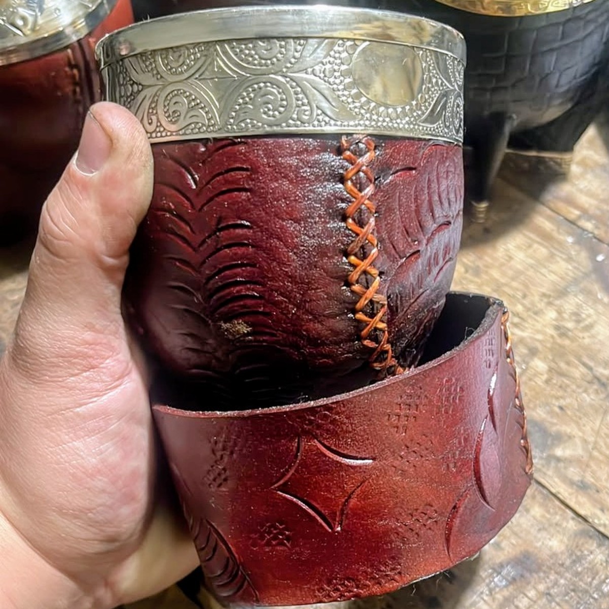 Mate Imperial criollo, Cuero repujado · virola de alpaca cincelada