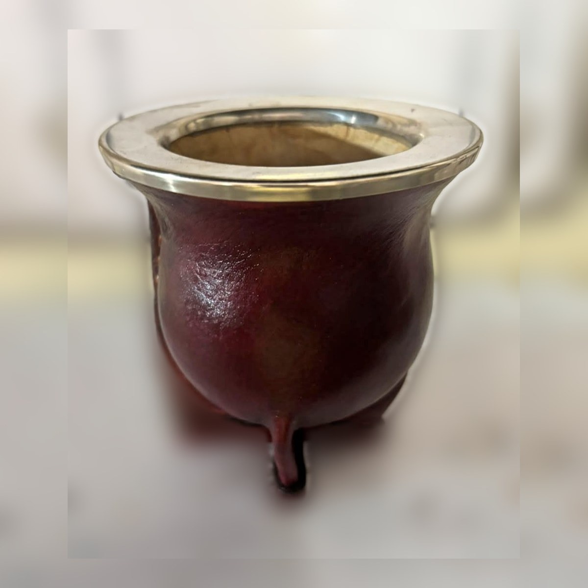 Mate Camionero bordó, cuero liso, virola de alpaca lisa, ángulo 2
