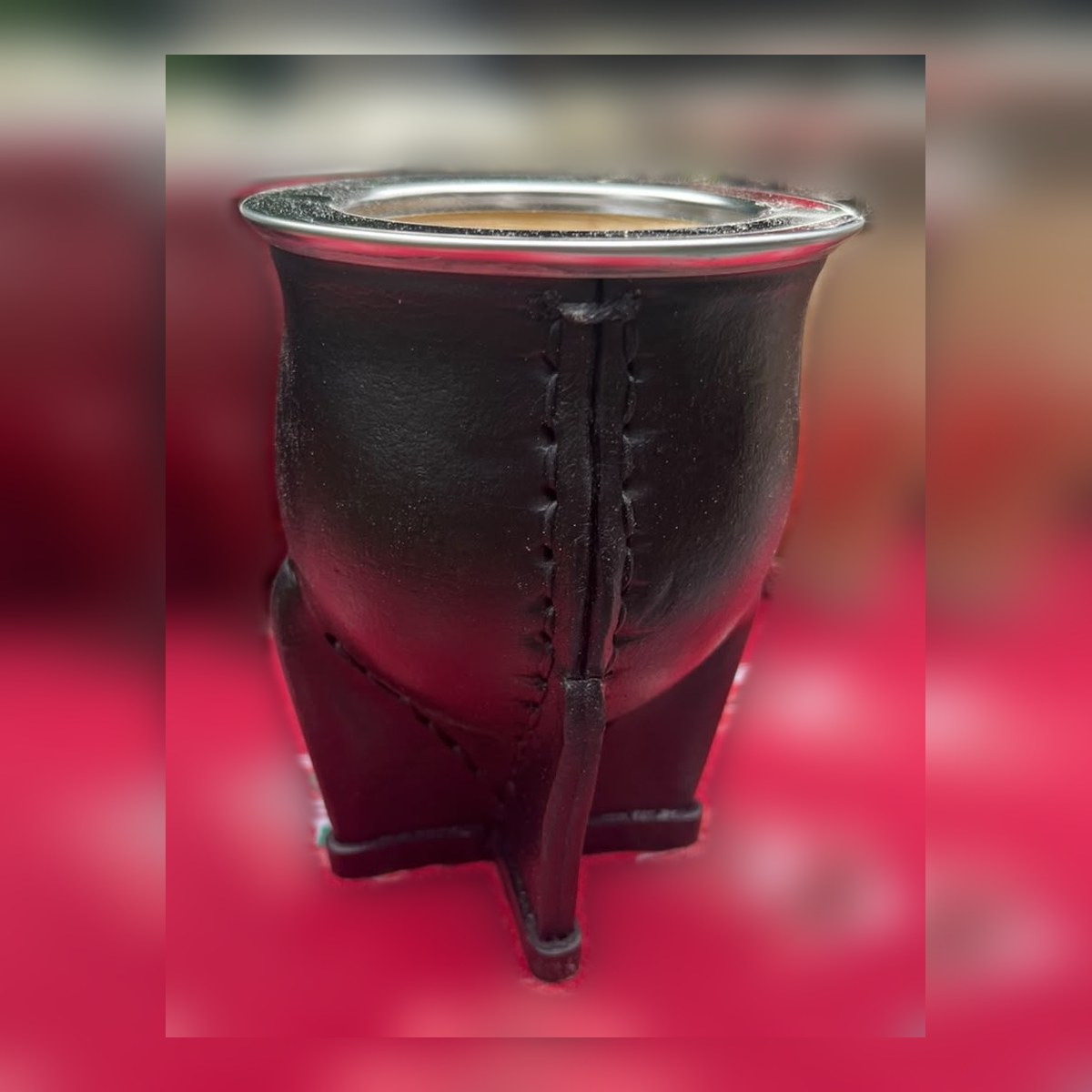 Mate Camionero liso negro y marrón, cuero liso, virola de alpaca, ángulo 1