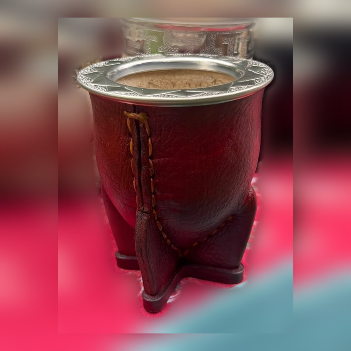 Mate Camionero liso negro y marrón, cuero liso, virola de alpaca, ángulo 2