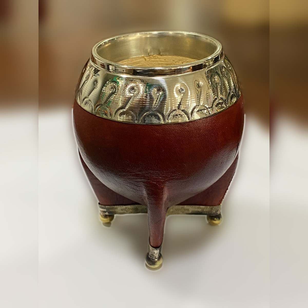 Mate Torpedo de cuero liso, virola de alpaca con base de bolitas de bronce