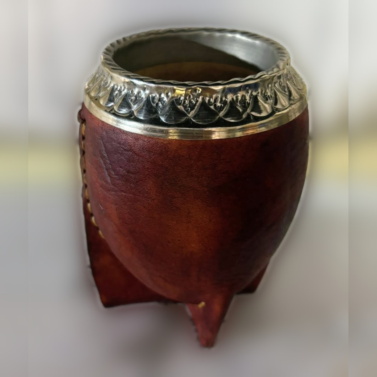 Mate Torpedo virola cincelada, Cuero liso bordó · virola de alpaca cincelada