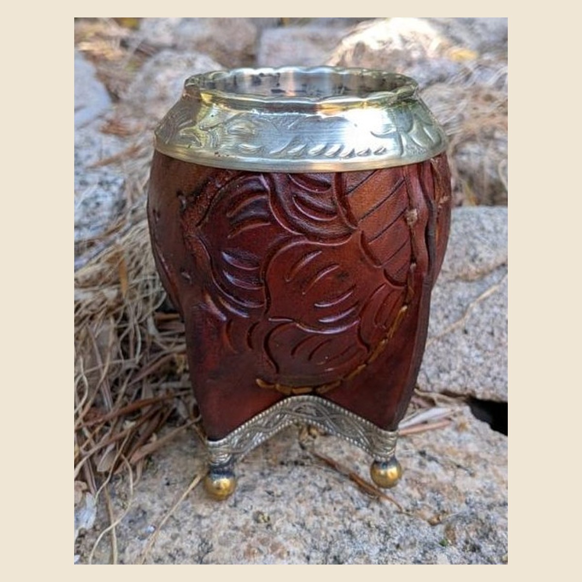 Mate Torpedo repujado, cuero repujado, virola de alpaca cincelada, ángulo 1