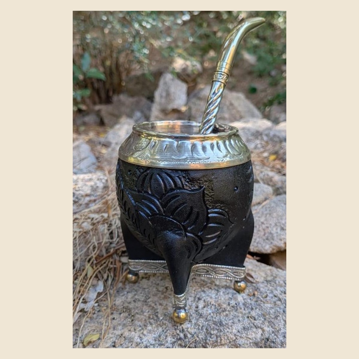 Mate Torpedo repujado, cuero repujado, virola de alpaca cincelada, ángulo 2