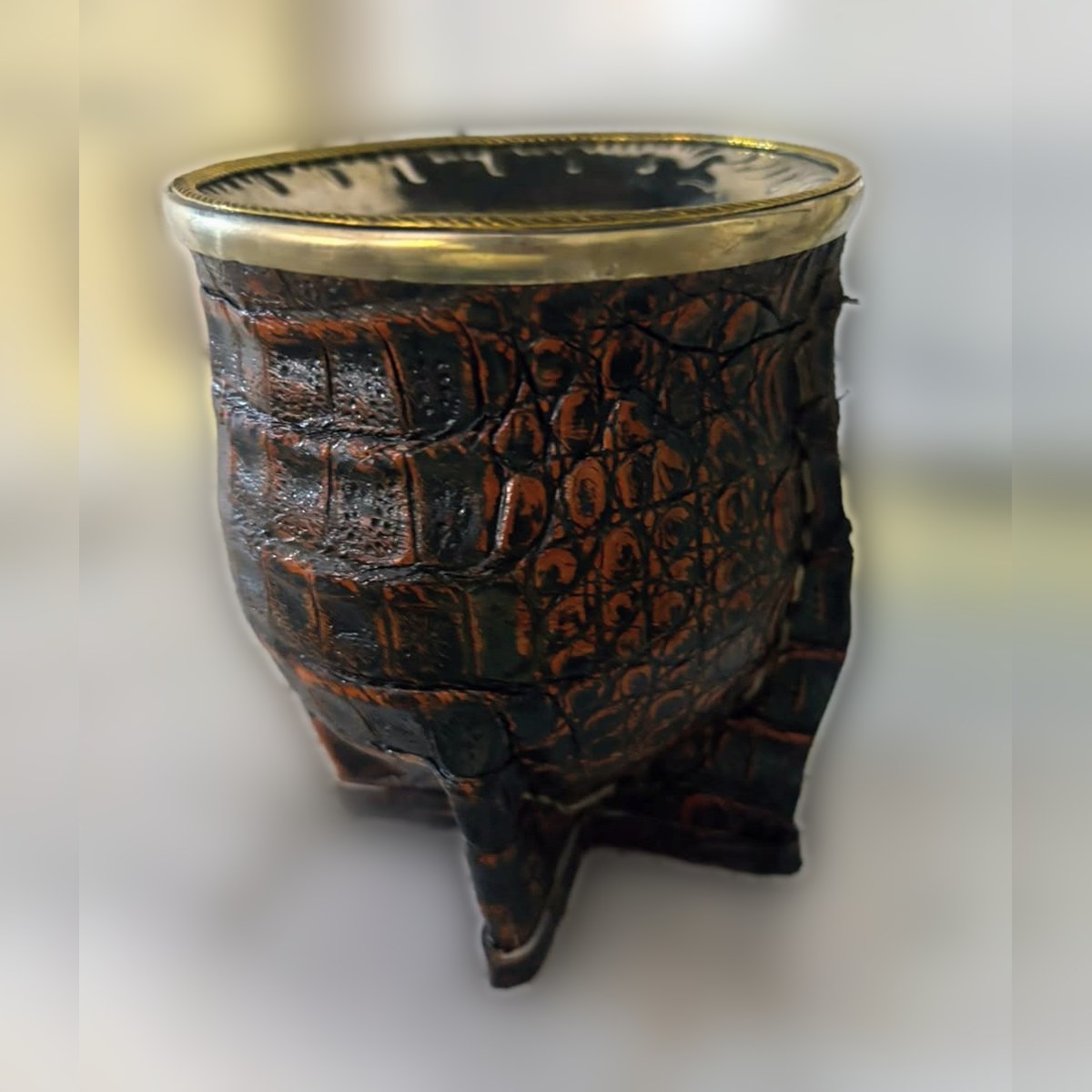 Mate Yacaré oscuro, Cuero grabado símil yacaré · virola de alpaca, ángulo 1