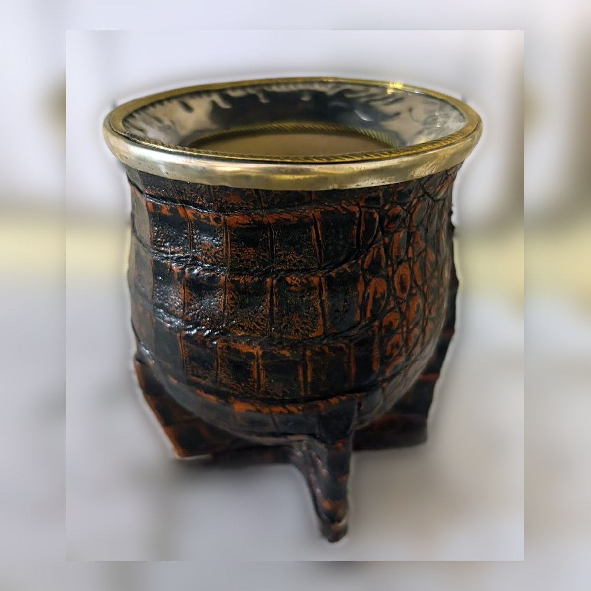 Mate Yacaré oscuro, Cuero grabado símil yacaré · virola de alpaca, ángulo 2