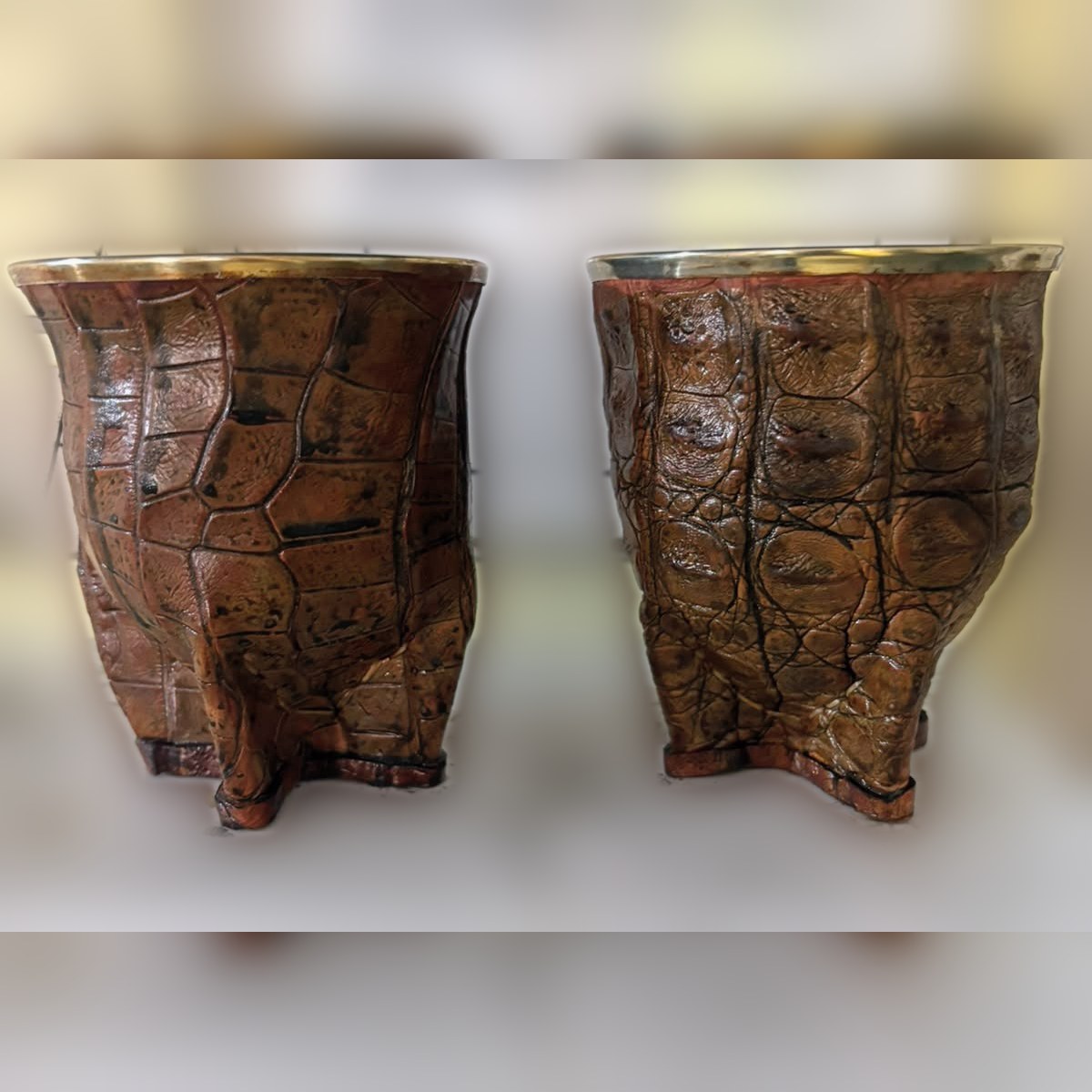 Mate Yacaré cobre claro, Cuero grabado símil yacaré · virola de alpaca, ángulo 1
