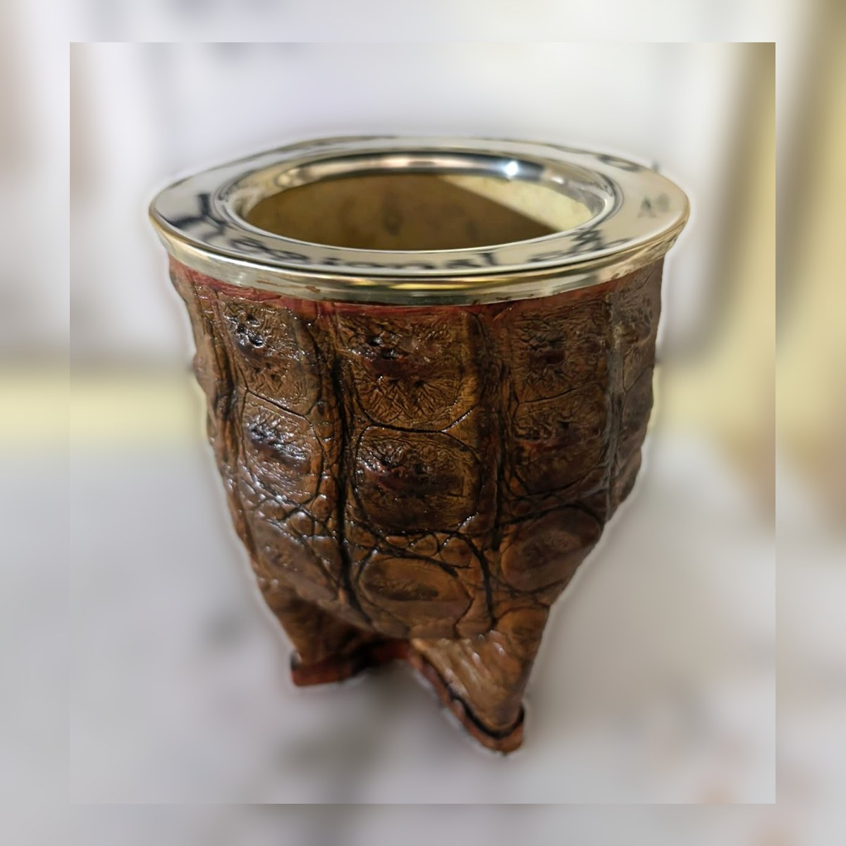 Mate Yacaré cobre claro, Cuero grabado símil yacaré · virola de alpaca, ángulo 2