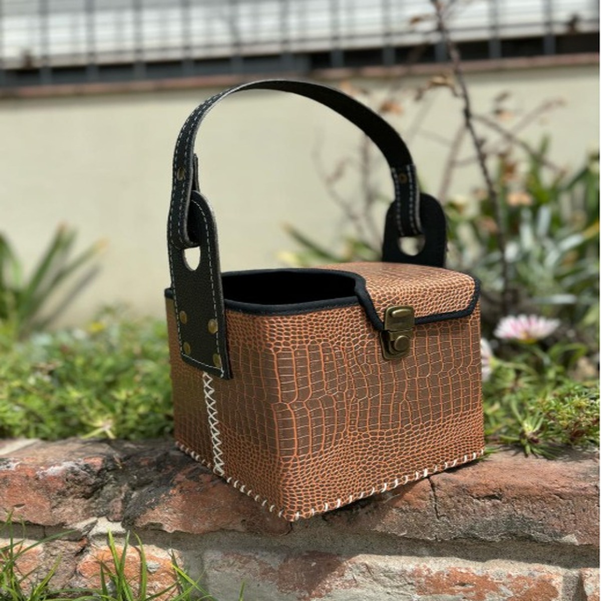 Canasta con Tapa Croco, Cuero no animal · con tapa y broche