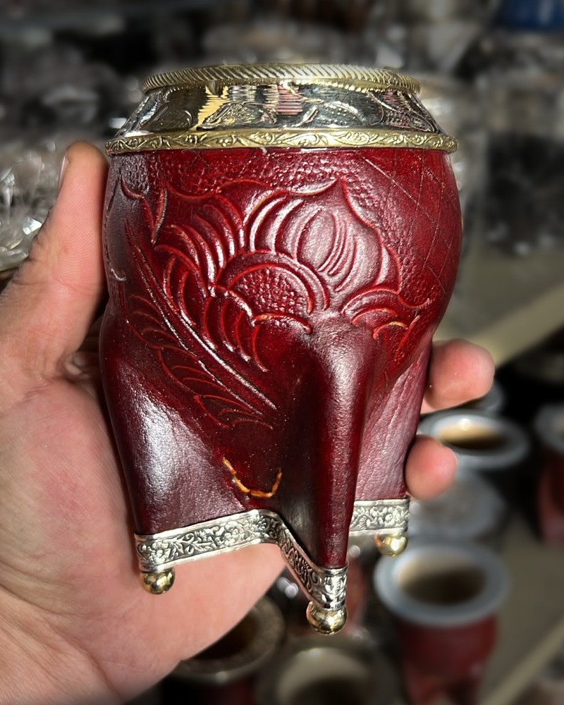 Mate Torpedo repujado bordó, cuero repujado, virola de alpaca y bronce, ángulo 3