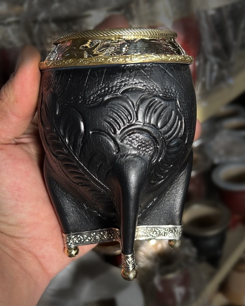 Mate Torpedo repujado negro, cuero repujado, virola de alpaca y bronce, ángulo 4