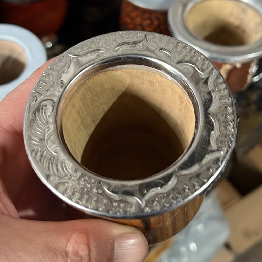 Mate Camionero de madera, madera tallada, virola metálica, vista superior, ángulo 2