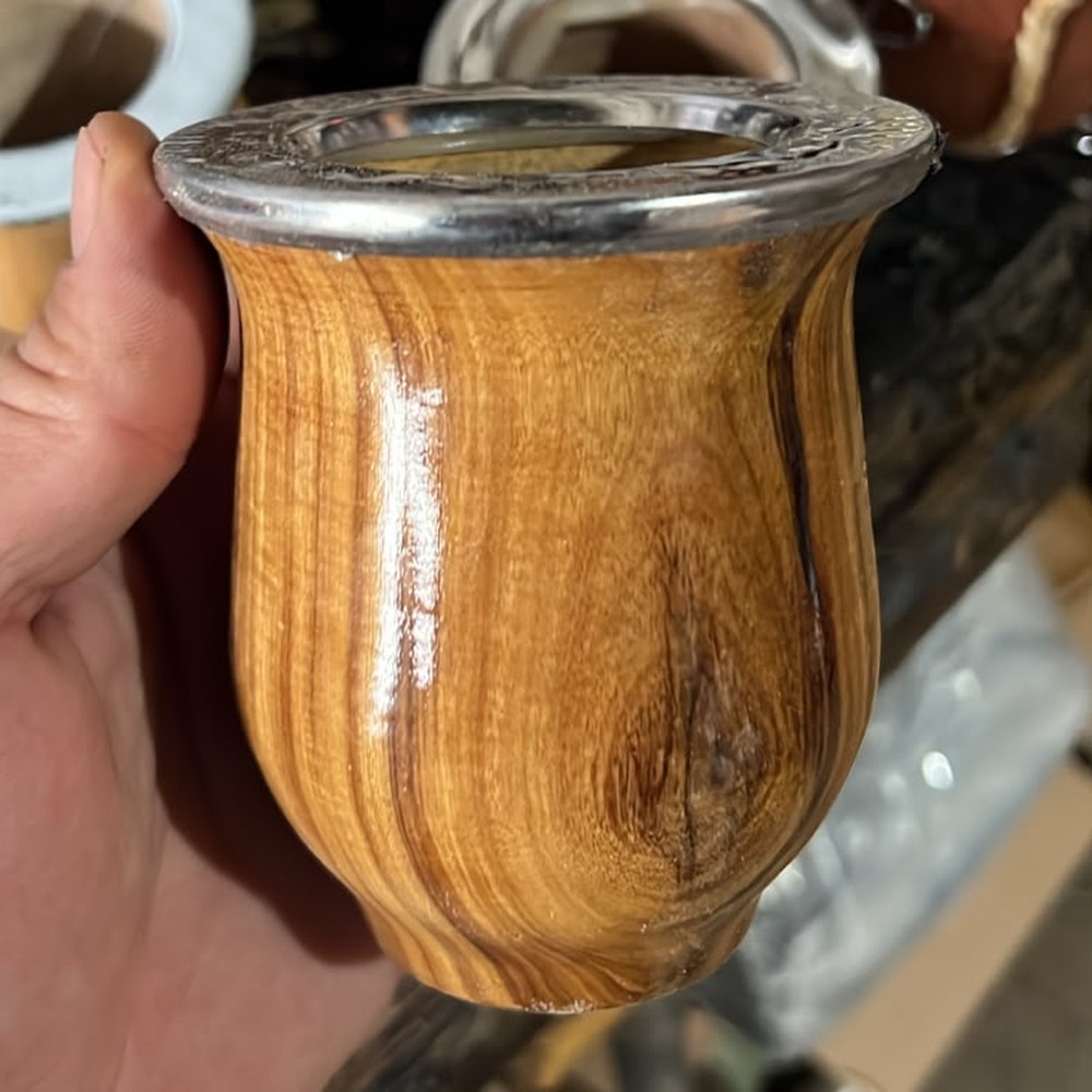 Mate Camionero de madera, madera tallada, virola metálica, ángulo 3