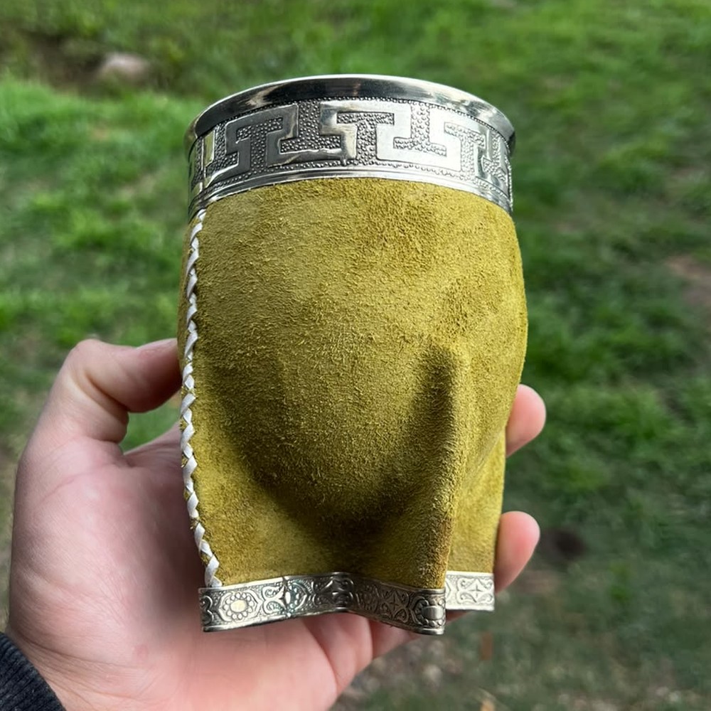 Mate Imperial Gamuzado, gamuza, virola y base de alpaca, ángulo 1