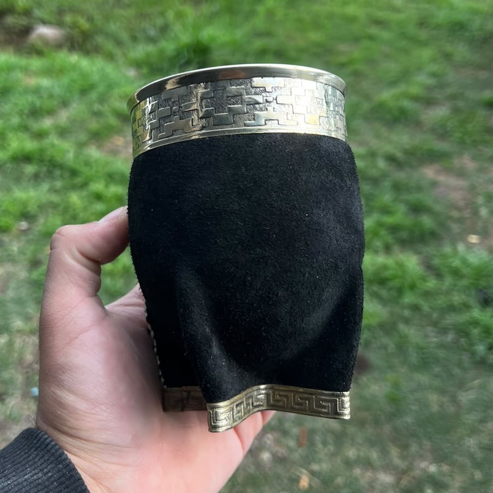Mate Imperial Gamuzado, gamuza, virola y base de alpaca, ángulo 2